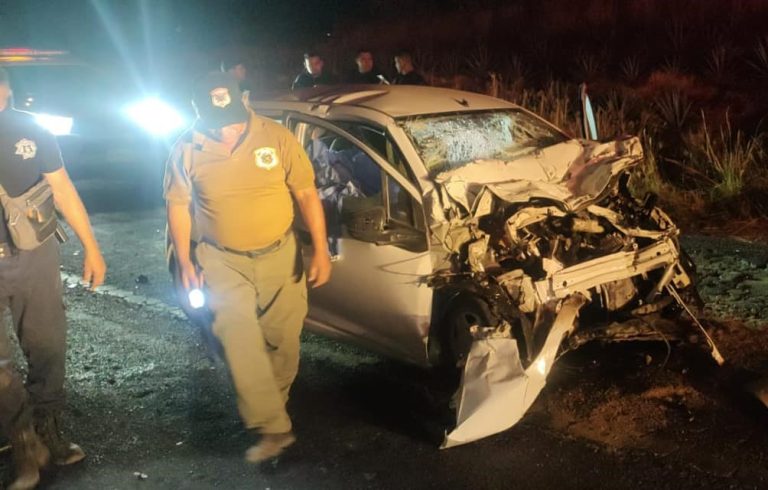 Carro desecho tras choque con autobus en Amatitlán