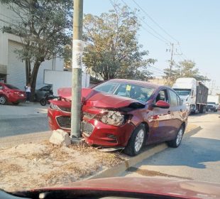 Carro impactado en poste