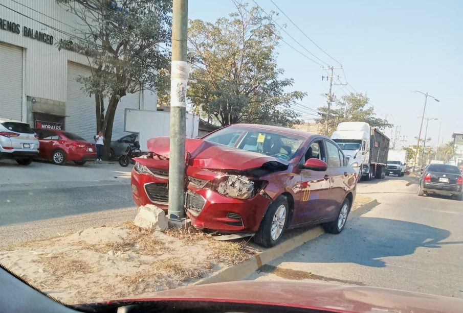 Carro impactado en poste