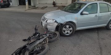 Carro y moto involucradas en accidente