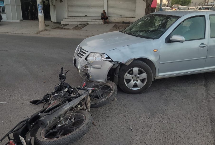 Carro y moto involucradas en accidente