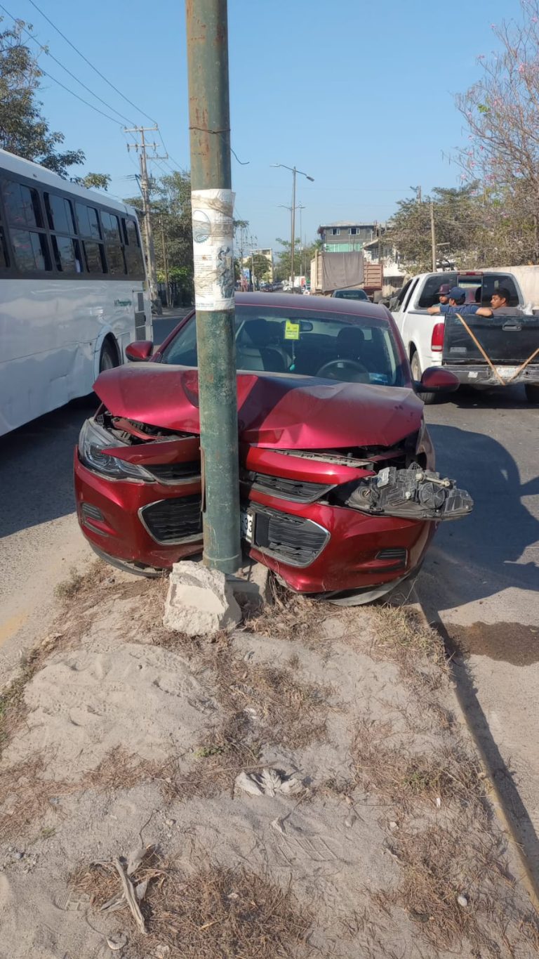 Carros circulando por vialidad donde auto chocó con poste