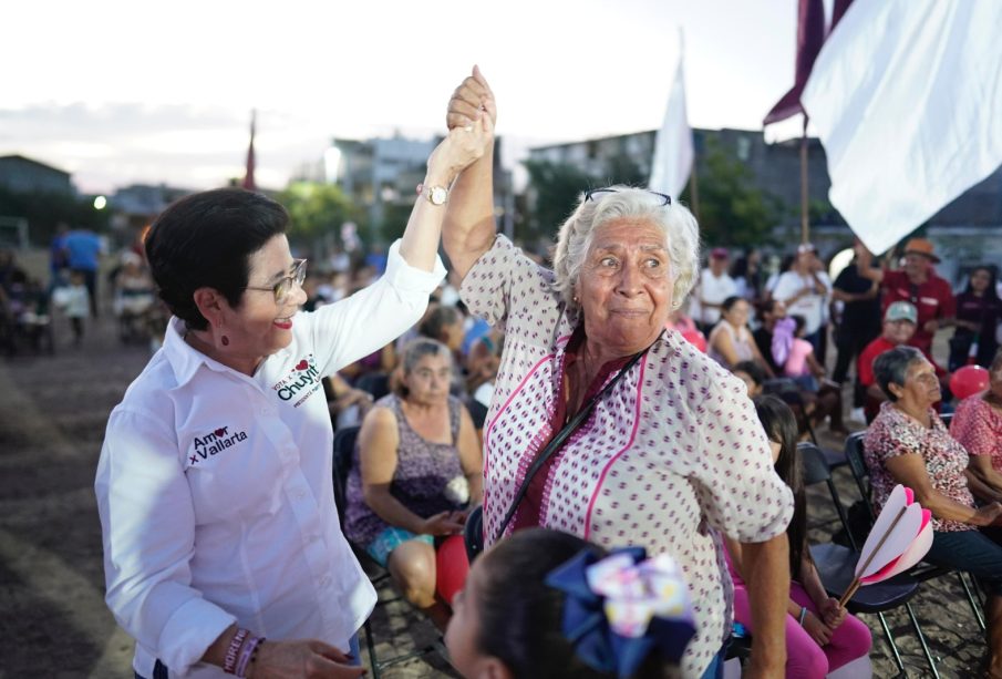 Chuyita López con mujer de la tercera edad