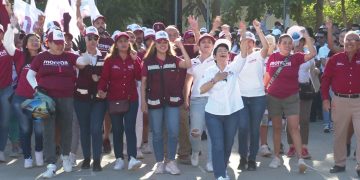 Chuyita con su gente de campaña