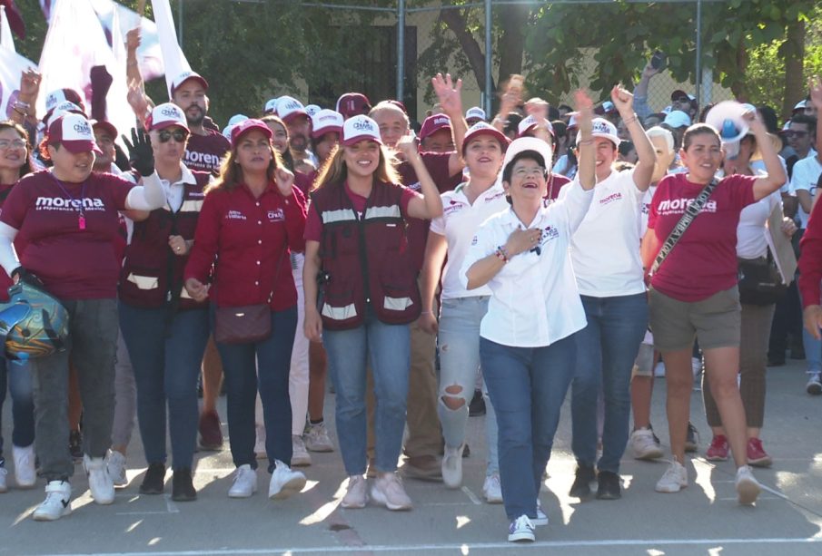 Chuyita con su gente de campaña