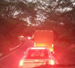 Cierran carretera Federal 200 a la altura de El Guamúchil