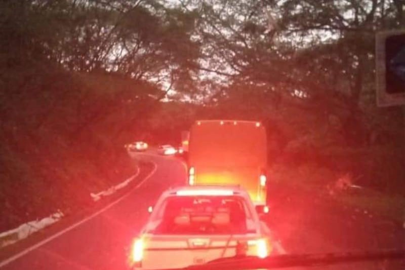 Cierran carretera Federal 200 a la altura de El Guamúchil