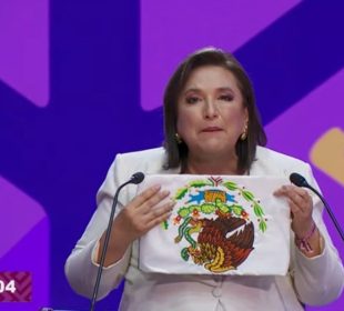 Debate presidencial 2024, Xochitl abrazo la bandera de cabeza