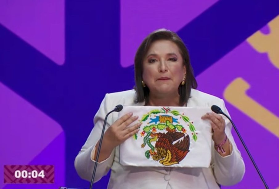 Debate presidencial 2024, Xochitl abrazo la bandera de cabeza