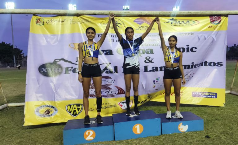 Deportistas de Bahía en podium