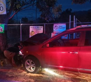 Desbarata su auto contra un árbol