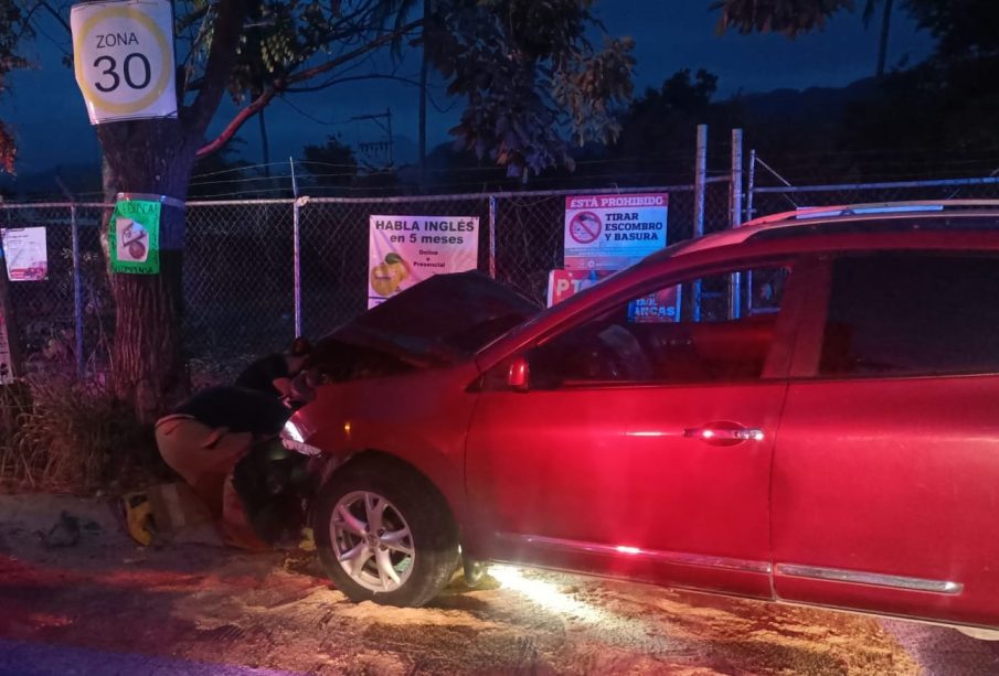 Desbarata su auto contra un árbol