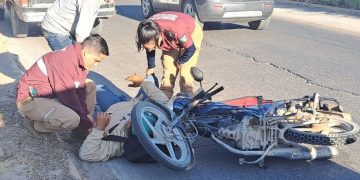 Apresurado motociclista choca contra camioneta en Puerto Vallarta