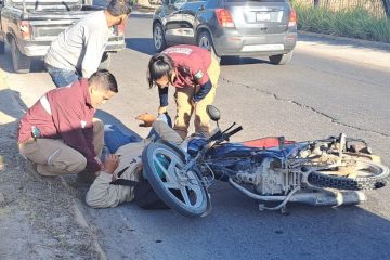 Apresurado motociclista choca contra camioneta en Puerto Vallarta