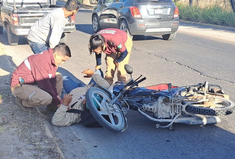 Apresurado motociclista choca contra camioneta en Puerto Vallarta