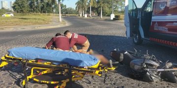 Ahora en Fluvial, motociclista resulta herido en accidente