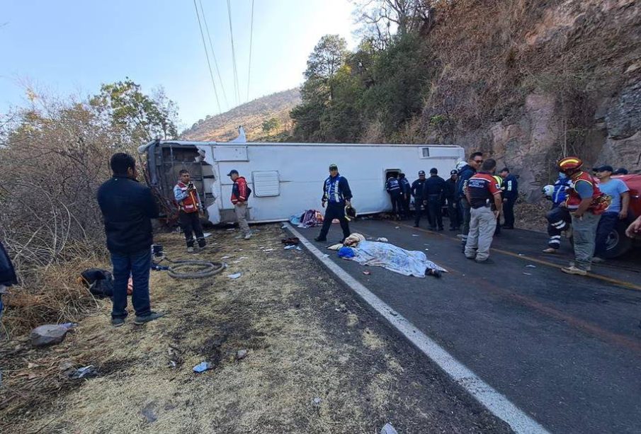 Elementos de emergencia en carretera del EDOMEX por volcadura