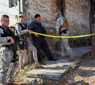 Elementos de seguridad afuera de domicilio