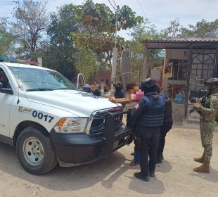 Elementos de seguridad deteniendo a ladrones