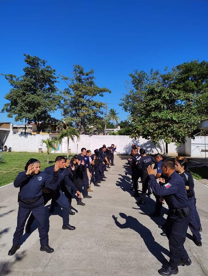 Elementos de seguridad entrenando