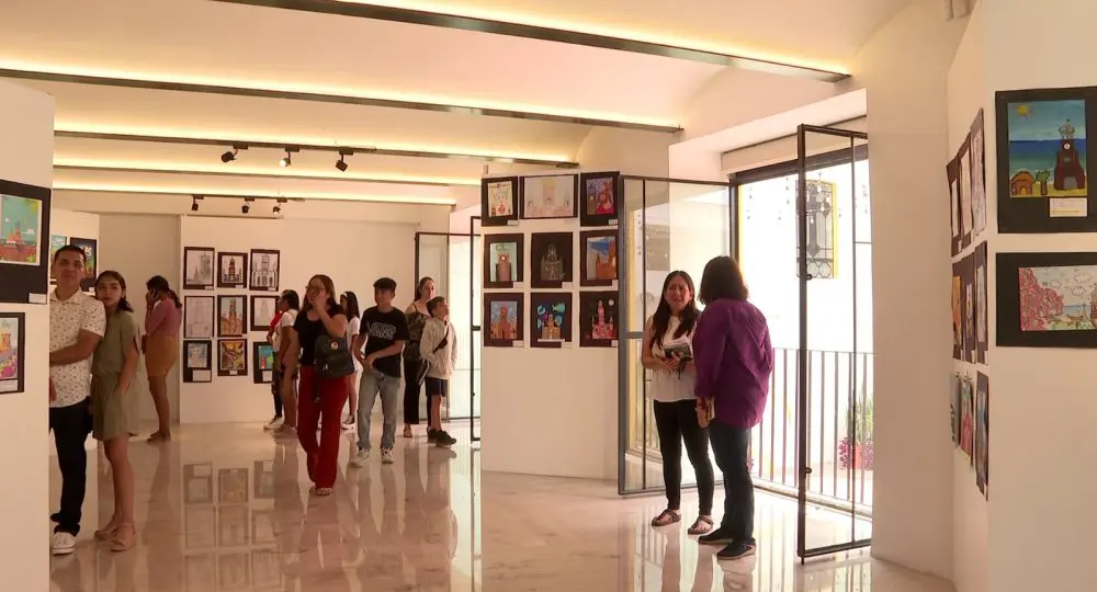 Exposición de pinturas en museo