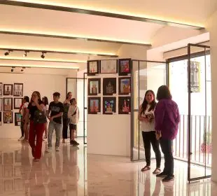 Exposición de pinturas en museo