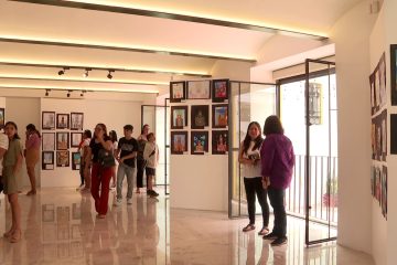 Exposición de pinturas en museo