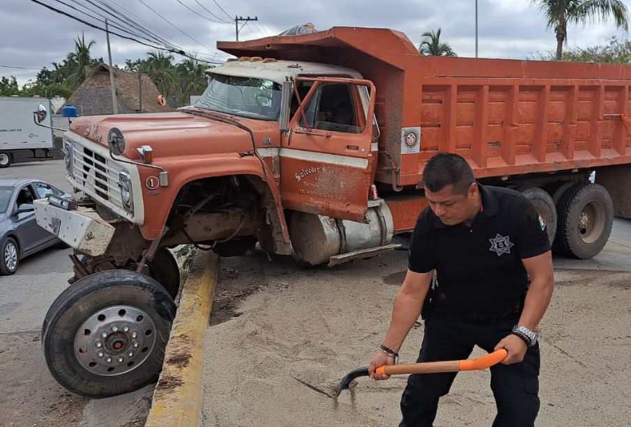 Accidente en Las Juntas provoca caos vial y choque de autos