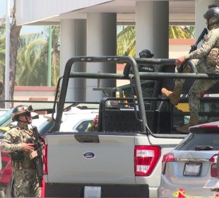 Fuerzas Armadas en una camioneta