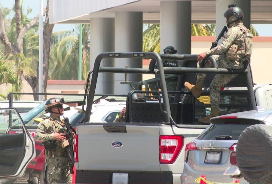 Fuerzas Armadas en una camioneta