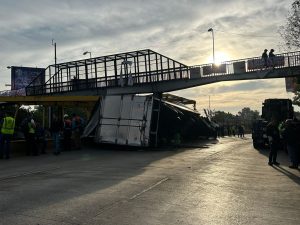 Vuelca tráiler en Línea 5 del Metro CDMX; suspenden servicio hasta 10 horas y hay caos vial