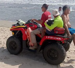 Guardavidas rescatan a menor que cayó de una moto acuática