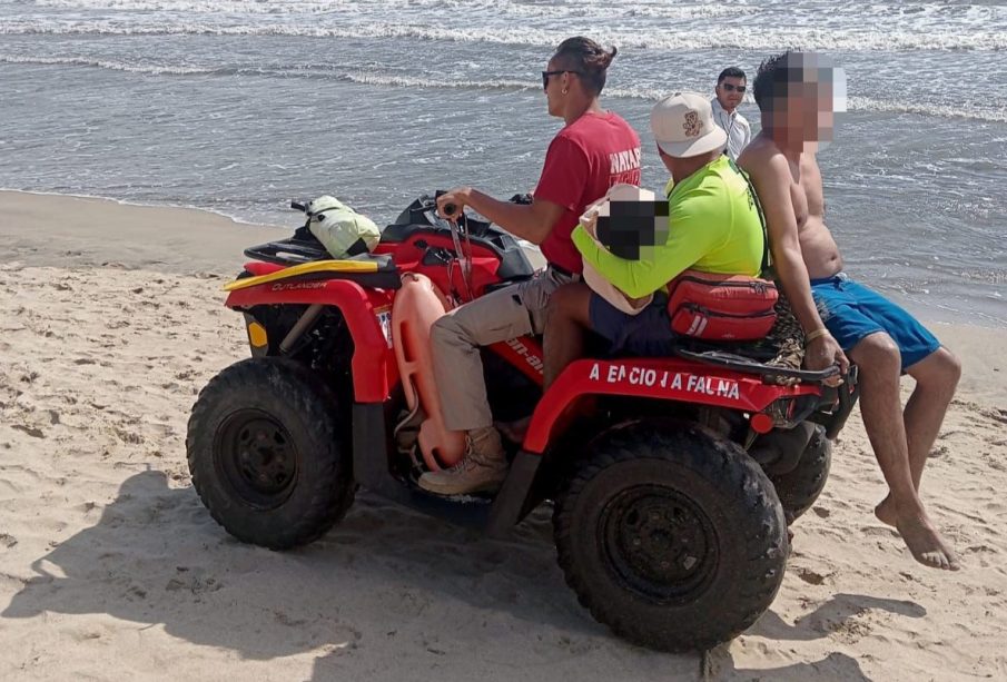 Guardavidas rescatan a menor que cayó de una moto acuática