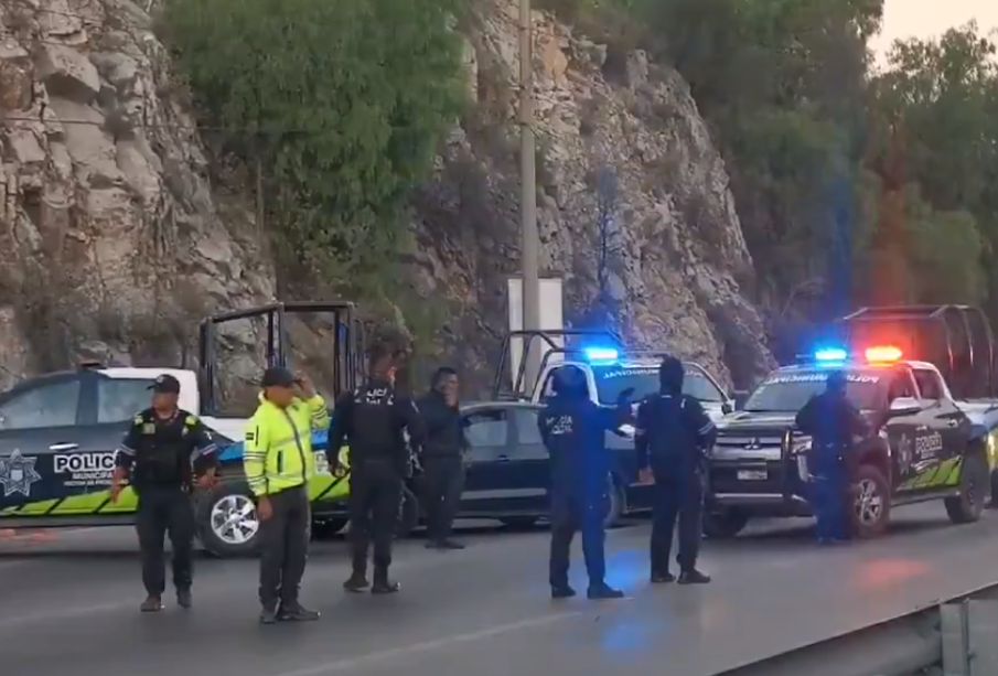 Hallan restos humanos dentro de un vehículo abandonado en Periférico Ecológico de Puebla