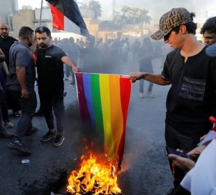 Hombres iraníes quemando bandera LGBT