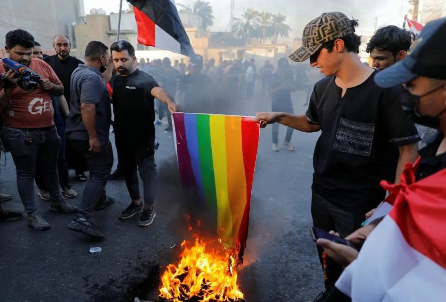 Hombres iraníes quemando bandera LGBT