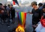 Hombres iraníes quemando bandera LGBT