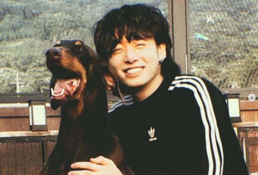 Jungkook junto a su perro Bam