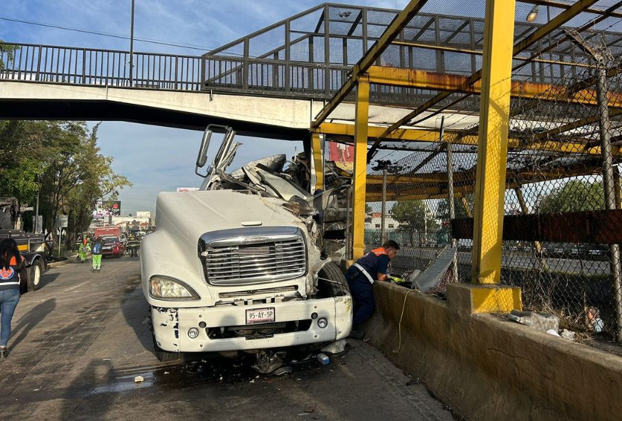 Vuelca tráiler en Línea 5 del Metro CDMX; suspenden servicio hasta 10 horas y hay caos vial