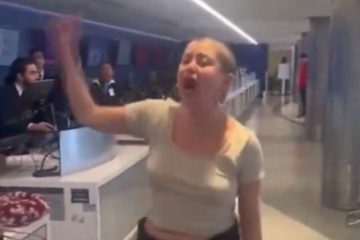 (VIDEO) Mujer pierde su vuelo en EU y enfurecida insulta a empleados de aerolínea... equivocada