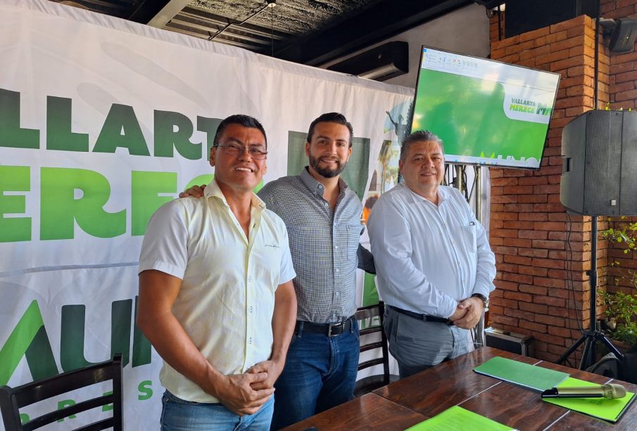 Luis Munguía González presentando propuestas