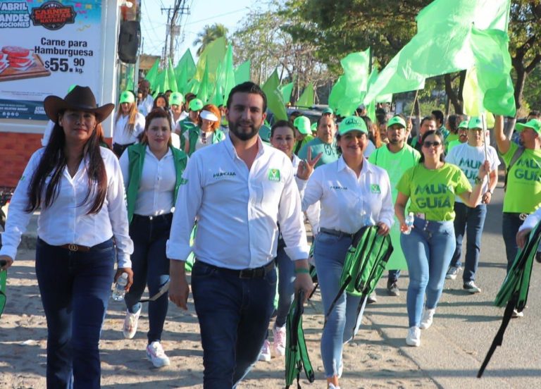 Luis Munguía caminando con su gente en Mojoneras