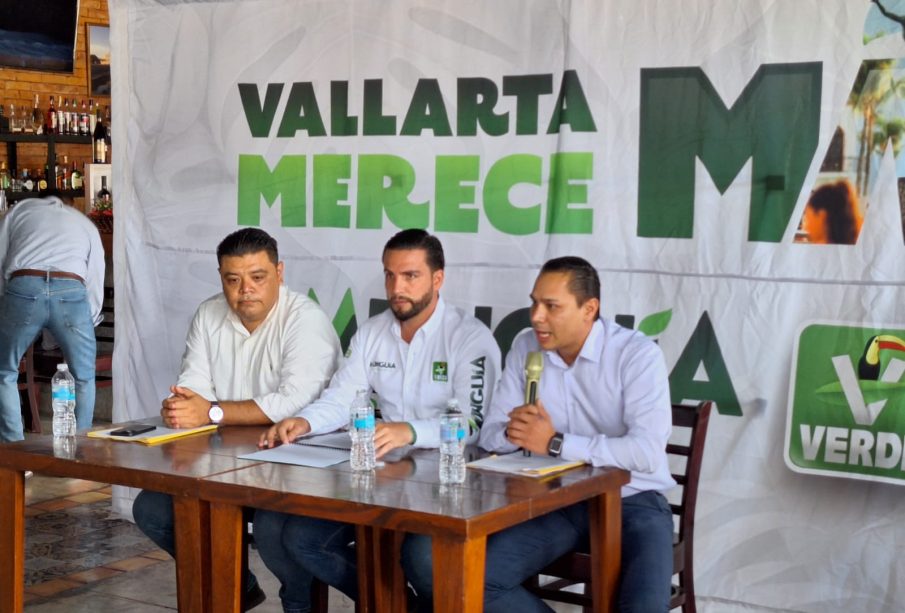 Luis Munguía en conferencia de prensa dando propuestas