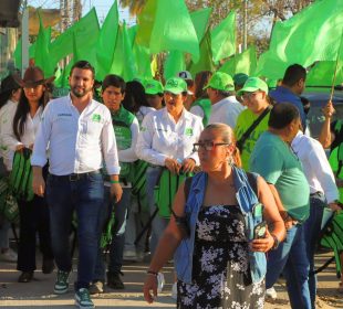 Luis Munguía recorriendo las calles de la Mojoneras