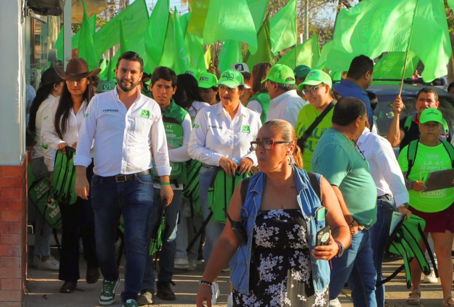 Luis Munguía recorriendo las calles de la Mojoneras