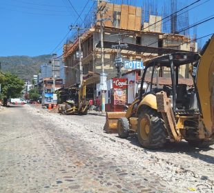 Maquinaria pavimentando calle