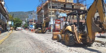 Maquinaria pavimentando calle