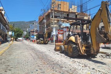 Maquinaria pavimentando calle