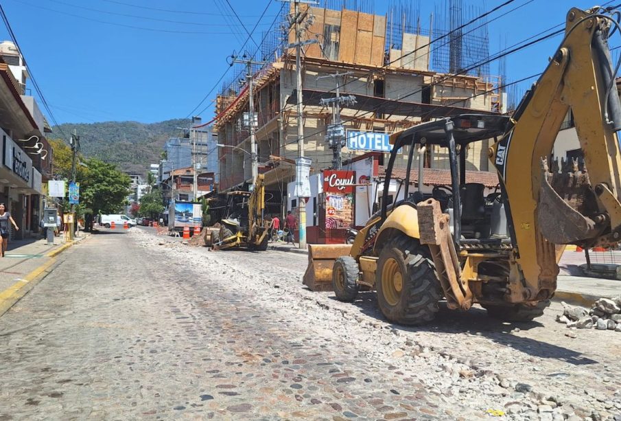 Maquinaria pavimentando calle