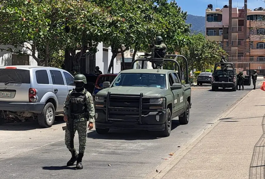 Militares asegurando camioneta
